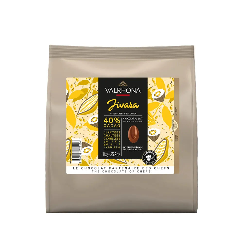 Packaging des fèves de chocolat au lait Jivara 40% destinées à la pâtisserie, produit professionnel de Valrhona en sachet de 1 kg.