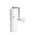 Moulin robuste et ergonomique avec structure monobloc, base antidérapante et accessoires inclus.