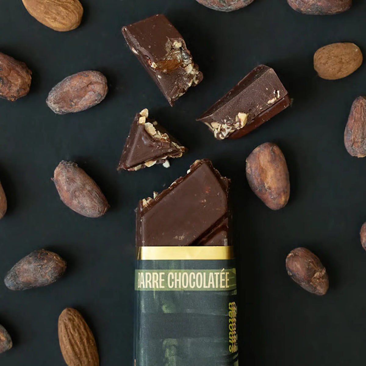 Barre chocolatée Bivouac avec 40 % d’amandes grillées