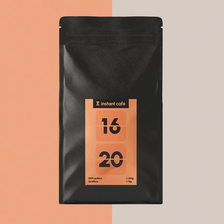Sachet de café 16H20 moulu aux notes chaleureuses et gourmandes.
