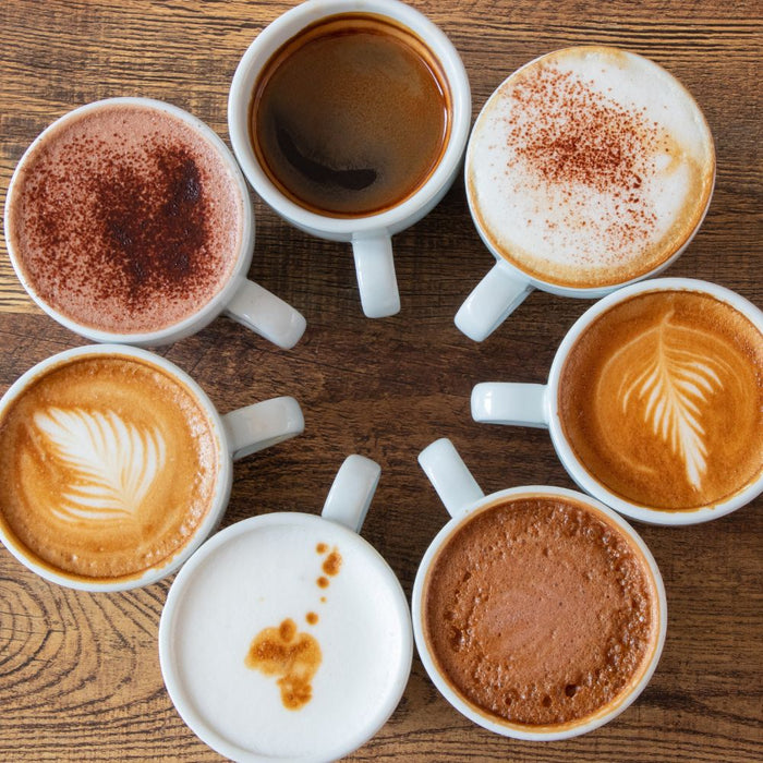 Tasse de café préparée au filtre traditionnel du Sud de l'Inde, servi avec du lait chaud