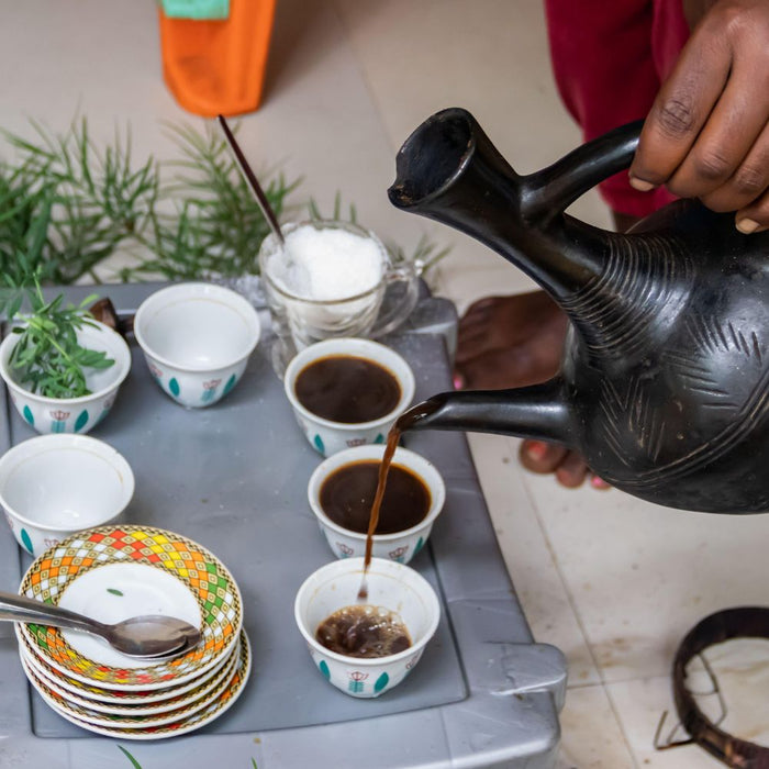 Tasse de café d'Éthiopie Yirgacheffe en filtre dripper, liquide clair aux reflets dorés, arômes floraux
