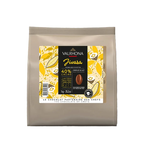 Packaging des fèves de chocolat au lait Jivara 40% destinées à la pâtisserie, produit professionnel de Valrhona en sachet de 1 kg.