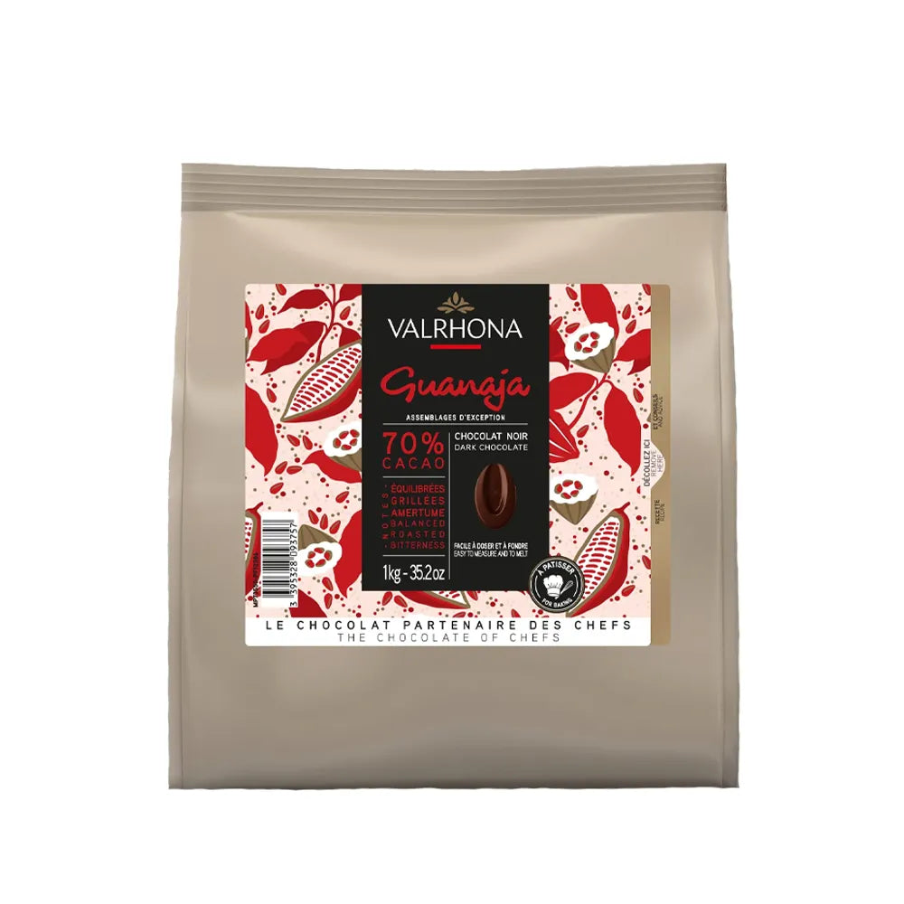 Packaging des fèves de chocolat noir Guanaja 70% destinées à la pâtisserie, produit professionnel de Valrhona en sachet de 1 kg.