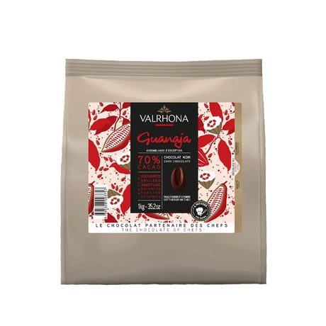 Packaging des fèves de chocolat noir Guanaja 70% destinées à la pâtisserie, produit professionnel de Valrhona en sachet de 1 kg.