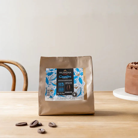 Packaging des fèves de chocolat noir Caraïbe 66% de Valrhona destiné à la pâtisserie, contenant 1 kg de chocolat noir.