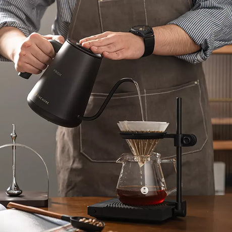 Bouilloire électrique Timemore Fish Pro X Noir – idéale pour le slow coffee et les cafés filtre avec versement précis.