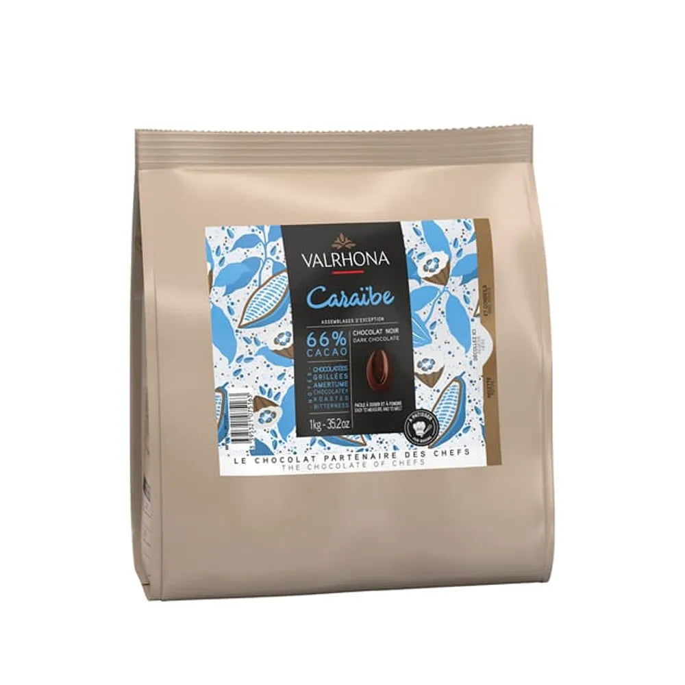 Sachet de fèves de chocolat noir Valrhona Caraïbe 66% pour pâtisserie, format 1 kg, présenté sur fond clair.