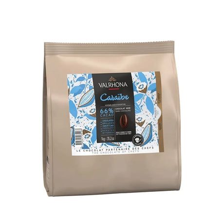 Sachet de fèves de chocolat noir Valrhona Caraïbe 66% pour pâtisserie, format 1 kg, présenté sur fond clair.